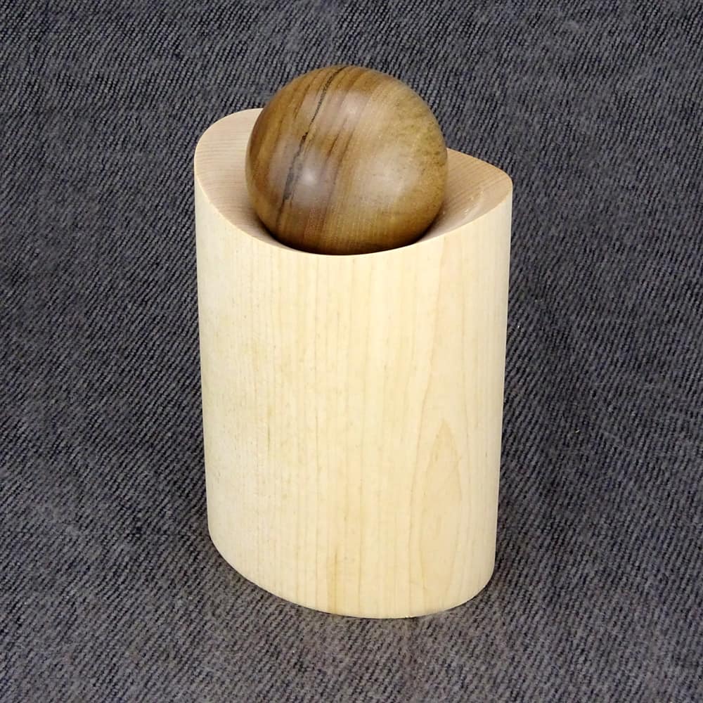 Ovale Deko-Dose mit Nuss-Kugel