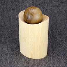 Ovale Deko-Dose mit Nuss-Kugel